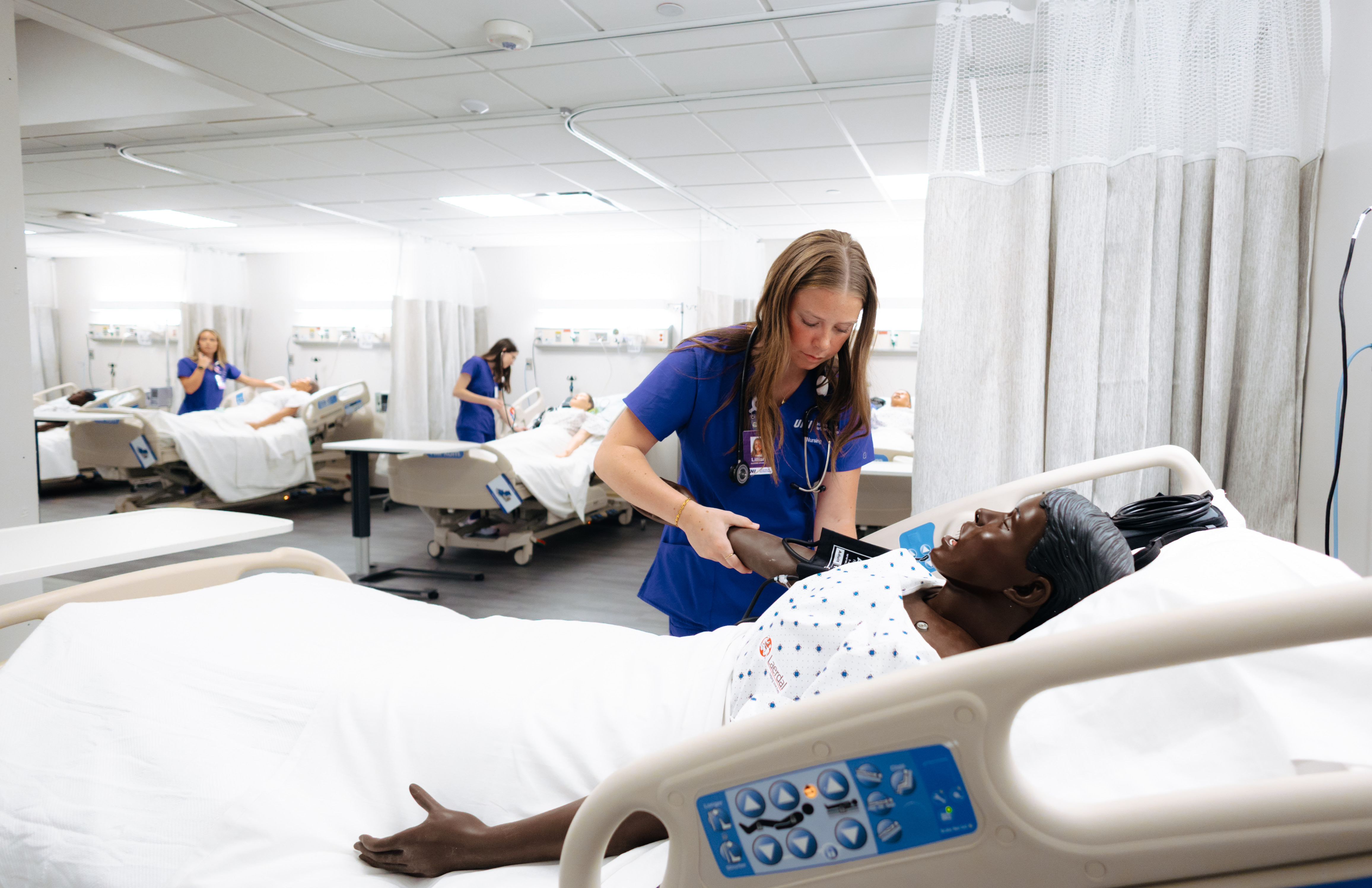 UNI nursing students with medical simulators